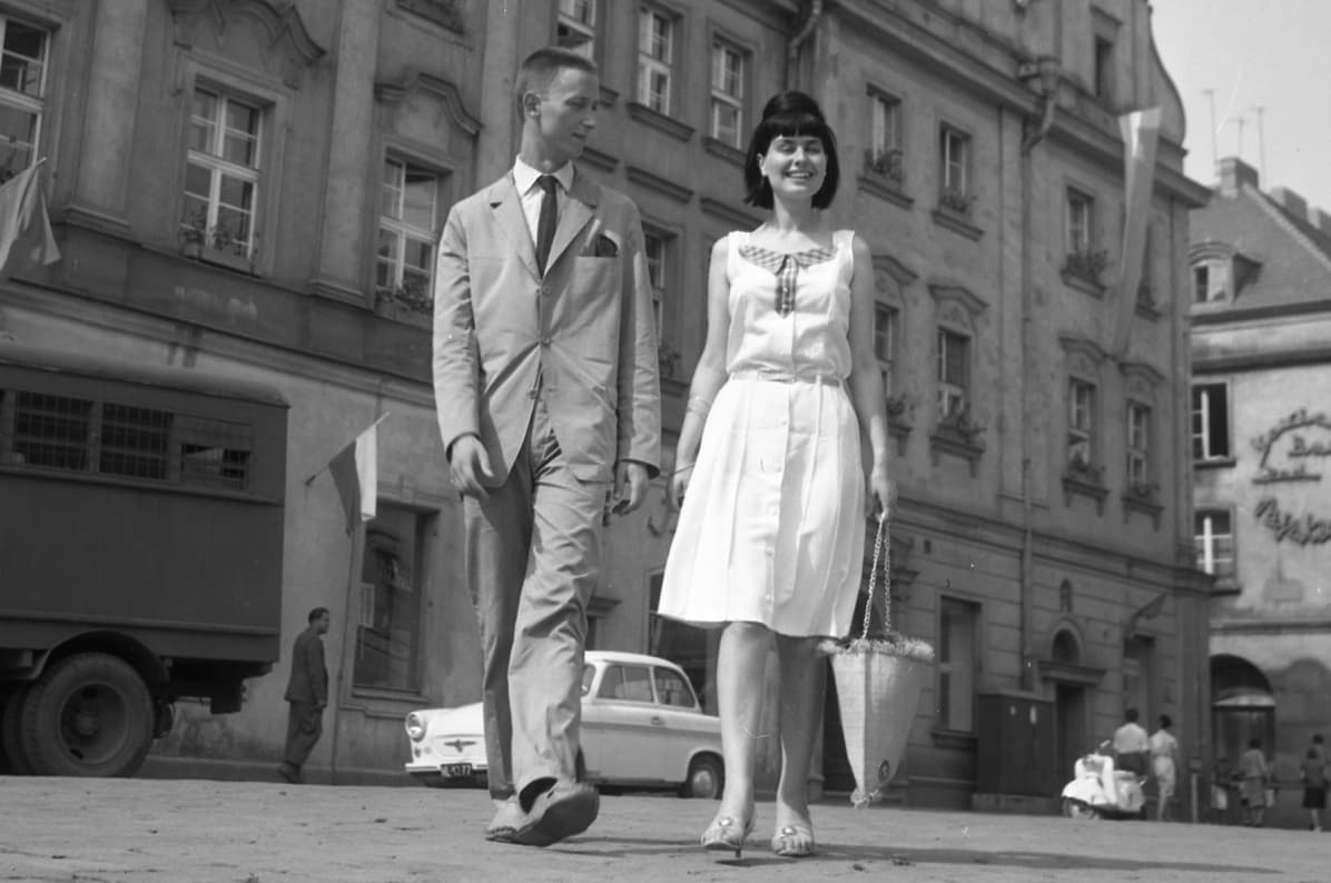 Wojciech Młynarski na spacerze z piosenkarką Krystyną Konarską. Opole, 1964. Fot. PAP/Ryszard Okoński